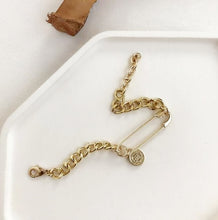 Load image into Gallery viewer, HUANZHI 2019 New Baroque Irregular Imitation Pearls Gold Metal Link Chain Bracelets for Women Girl Summer Party Jewelry