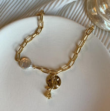 Load image into Gallery viewer, HUANZHI 2019 New Baroque Irregular Imitation Pearls Gold Metal Link Chain Bracelets for Women Girl Summer Party Jewelry