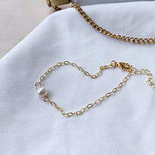 Load image into Gallery viewer, HUANZHI 2019 New Baroque Irregular Imitation Pearls Gold Metal Link Chain Bracelets for Women Girl Summer Party Jewelry